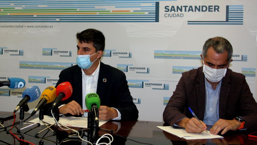 Los portavoces municipales de PSOE y UxS en rueda de prensa.