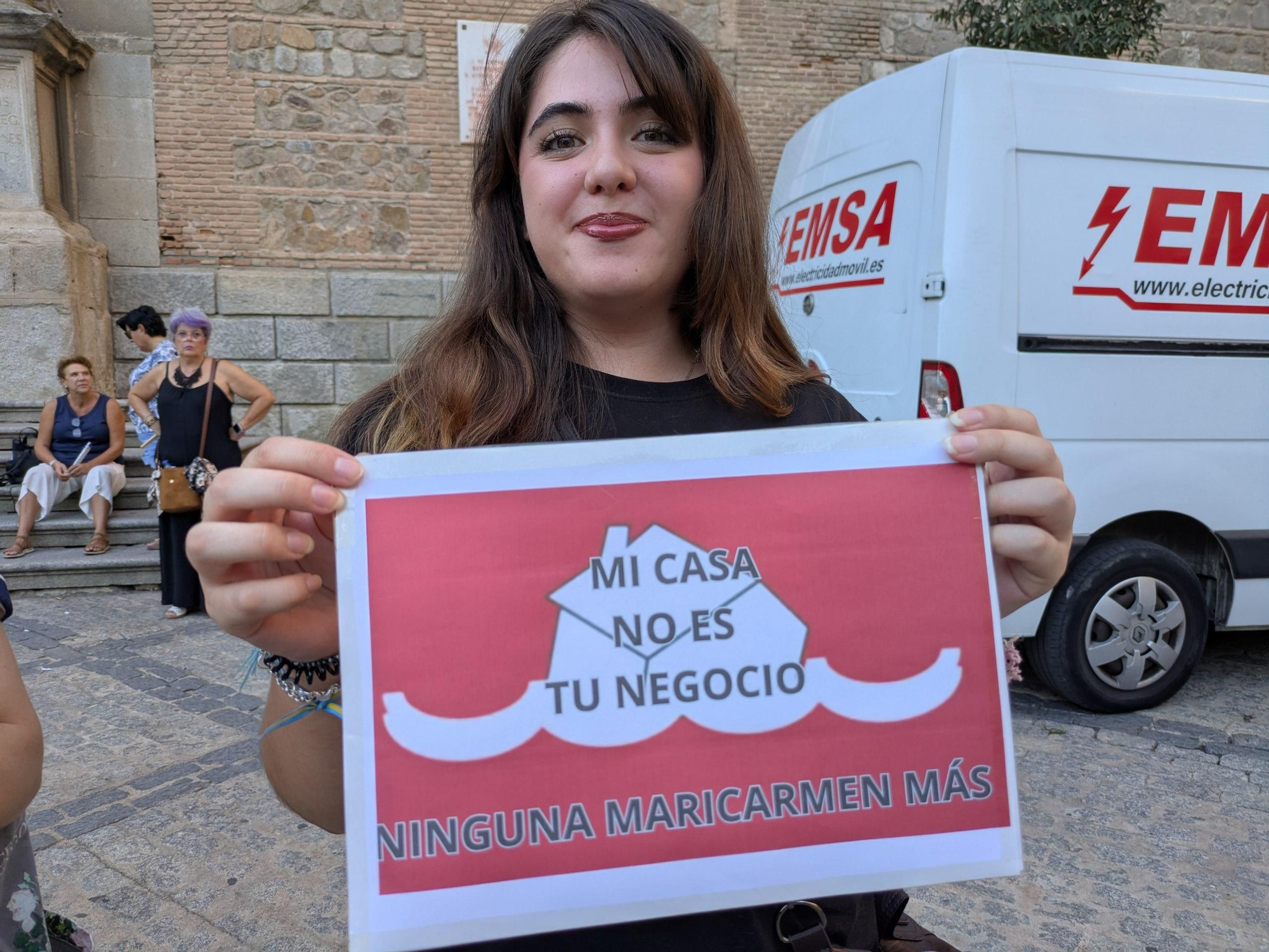 Una de las personas que han protestado en Toledo contra el desahucio de Maricarmen, en Madrid. Las concentraciones se han repetido en todo el país