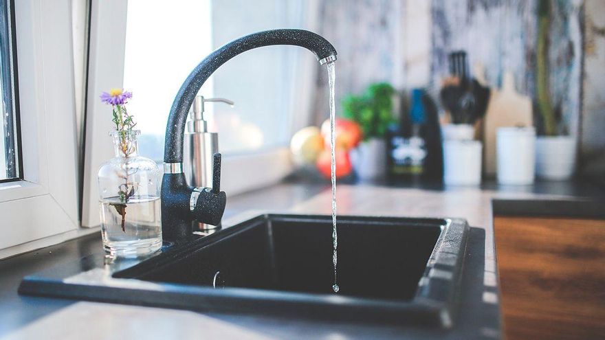 Salud decreta no apta para el consumo el agua del grifo en Conquista