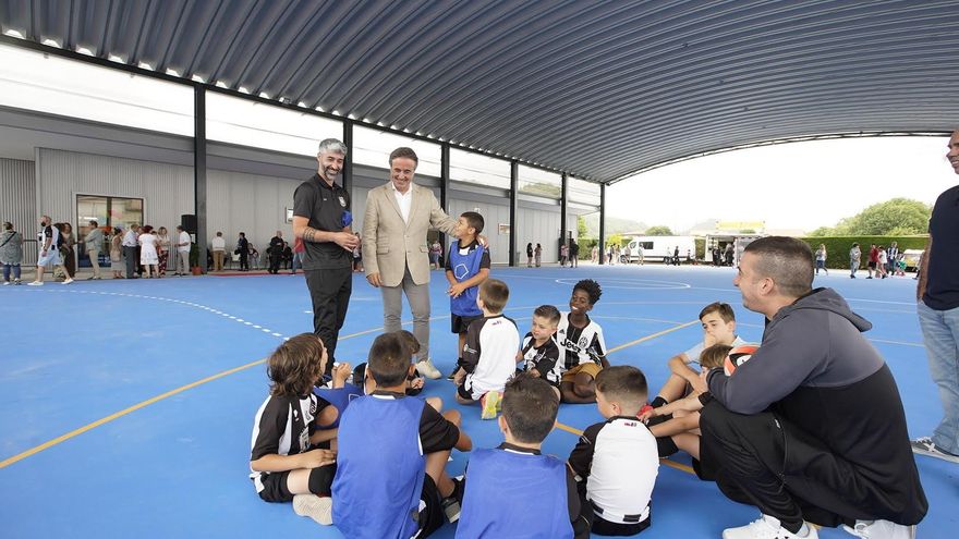 Camargo inaugura la cubierta de la pista polideportiva de Escobedo