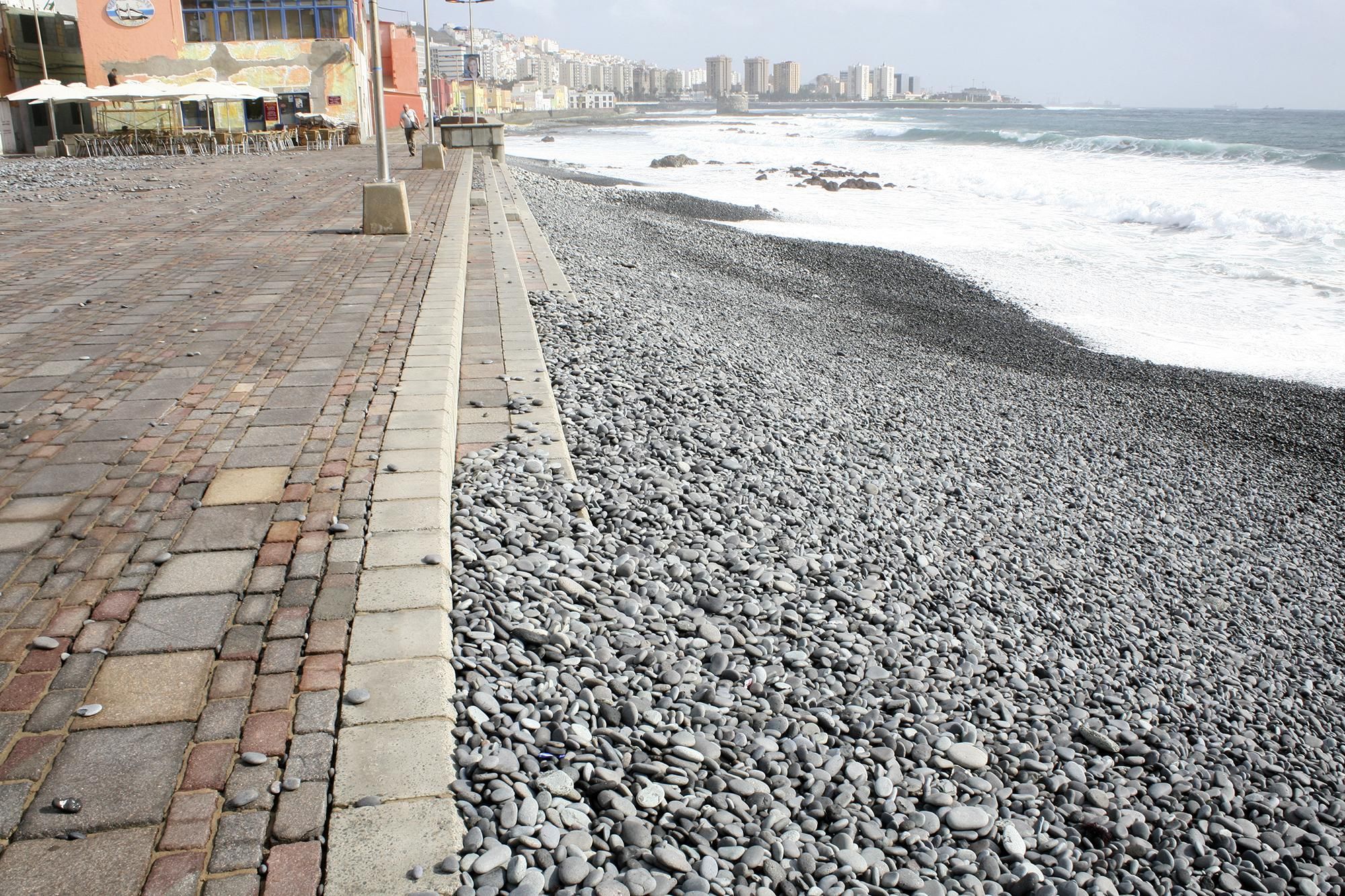 El Paseo de San Cristóbal por el fuerte oleaje de ayer tarde, con olas que llegaron hasta el primer carril de la autovía marítima