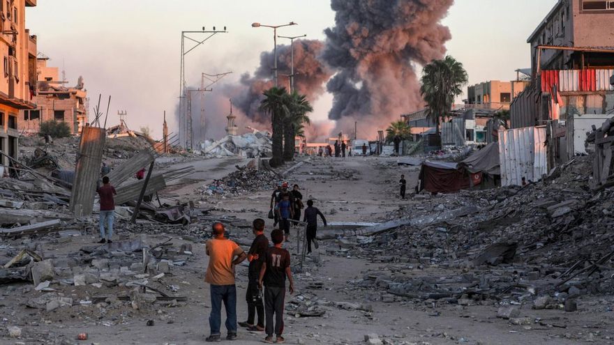 El humo se eleva cerca de la Universidad Islámica tras los ataques aéreos israelíes durante una operación militar en la ciudad de Gaza, en la Franja de Gaza, el 7 de octubre de 2025.