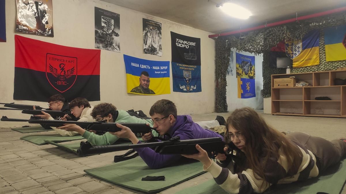Estudiantes ucranianos de entre 15 y 17 años adquieren habilidades básicas en el manejo de armas bajo la supervisión de instructores con experiencia en combate , en una escuela de Leópolis (Ucrania). EFE/ Rostyslav Averchuk