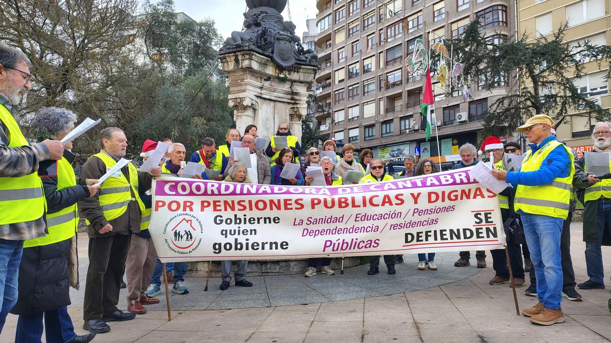 Pensionistas reivindican con villancicos en las calles de Santander unas pensiones "dignas"