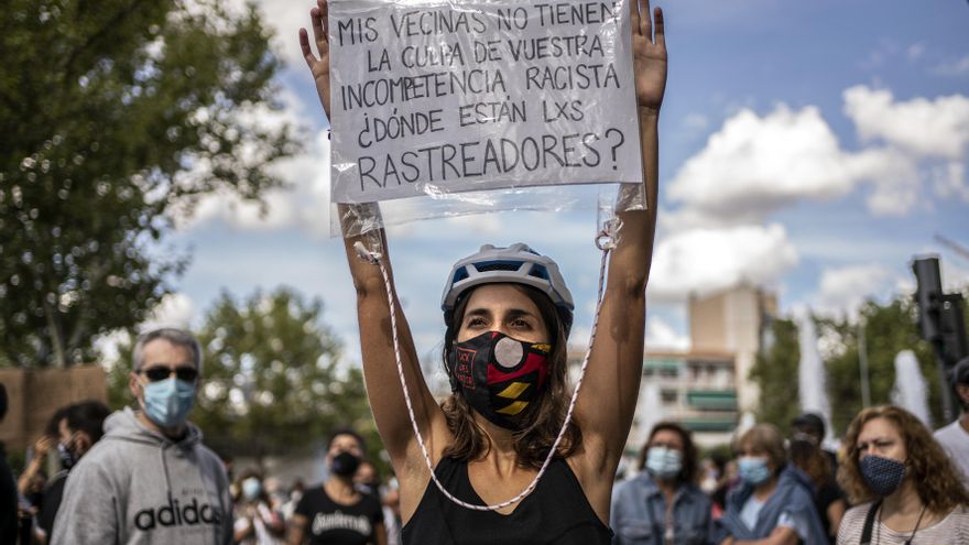 Cartel haciendo referencia a las declaraciones en las que Isabel Díaz Ayuso culpaba de la expansión del coronavirus al "modo de vida inmigrante"