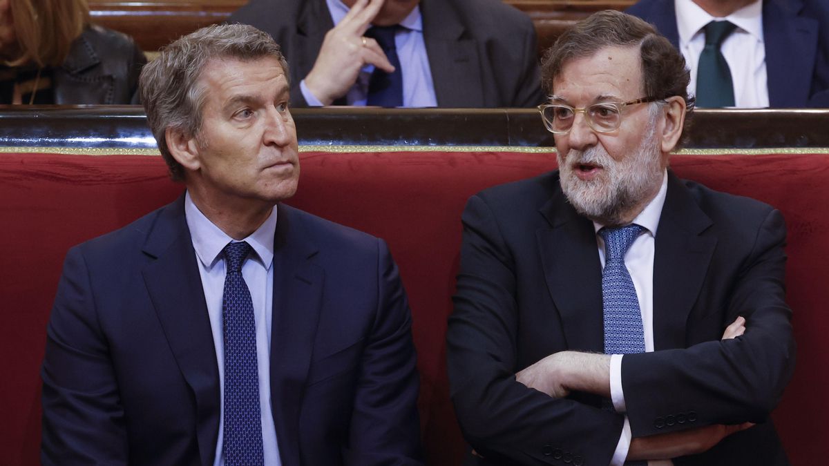 El líder del PP, Alberto Núñez Feijóo (i), junto al expresidente del Gobierno, Mariano Rajoy, en febrero. EFE/Javier Lizón