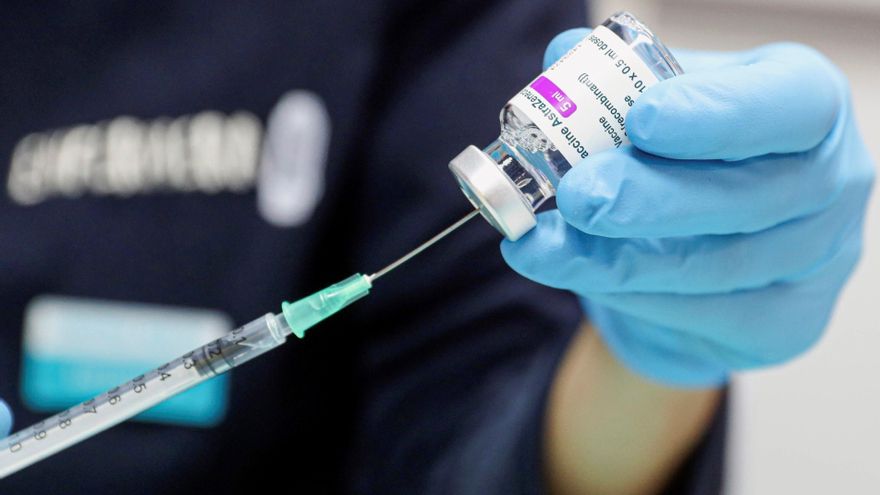 Una enfermera carga una jeringuilla con una dosis de la vacuna de AstraZeneca. EFE/Javier Cebollada/Archivo
