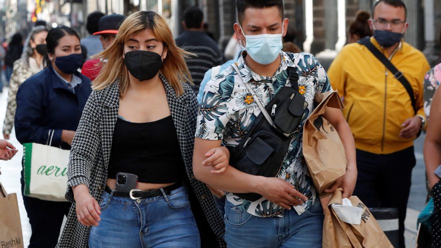 Varias personas caminan por las calles del Centro Histórico hoy, en Ciudad de México (México). EFE/ Carlos Ramírez