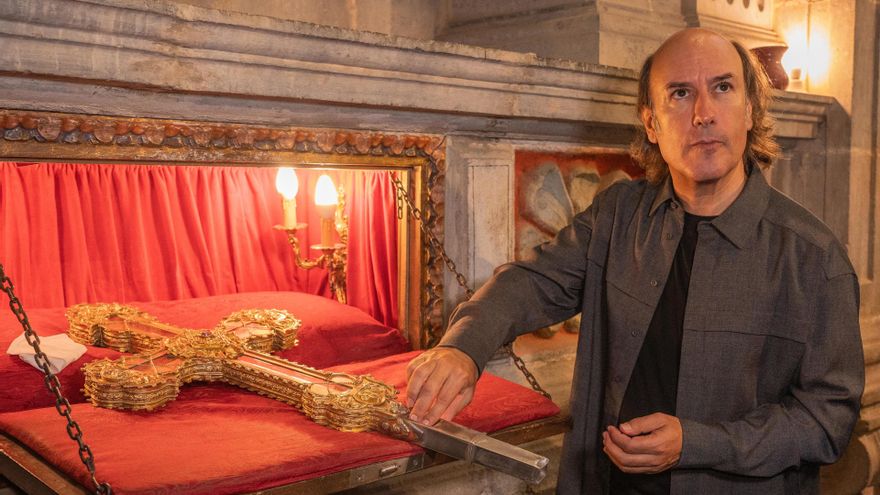 El músico Carlos Núñez con el Lignum Crucis.