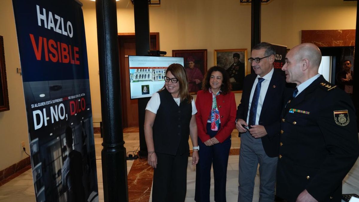 El rector de la UMU, José Luján, frente a uno de los carteles de la campaña