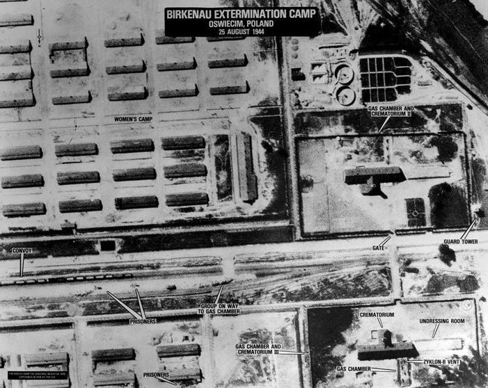 Ampliación de una fotografía aérea del 25 de agosto de 1944 del campo de Auschwitz, con cartelas añadidas después. Fuente: Memorial del Holocausto (Yad Vashem).