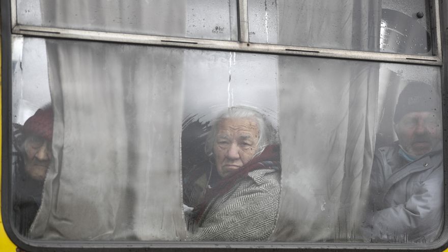 Un grupo de refugiados ucranianos abandona la ciudad de Bucha, este domingo. EFE/EPA/ATEF SAFADI