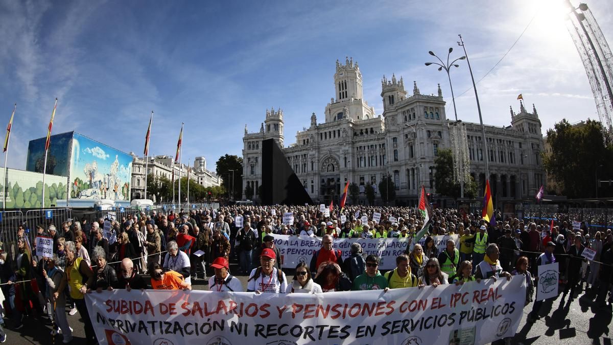 Vista de la manifestación convocada por Coordinadora estatal por la defensa del sistema público de pensiones (COESPE) en defensa de las pensiones públicas en Madrid este sábado.