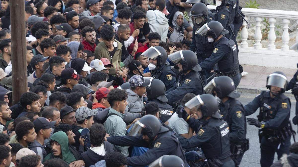 La policía carga contra los migrantes durante el traslado.