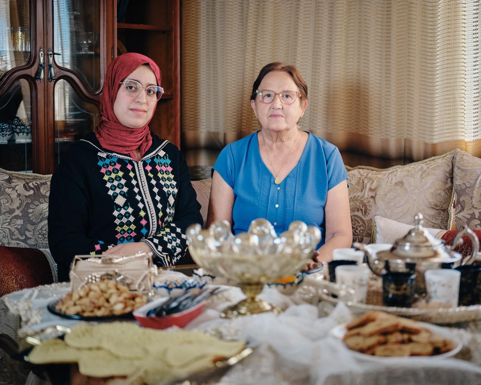 Noura Bourmane y Julia Caballero toman un café con postres marroquíes en casa de Noura
