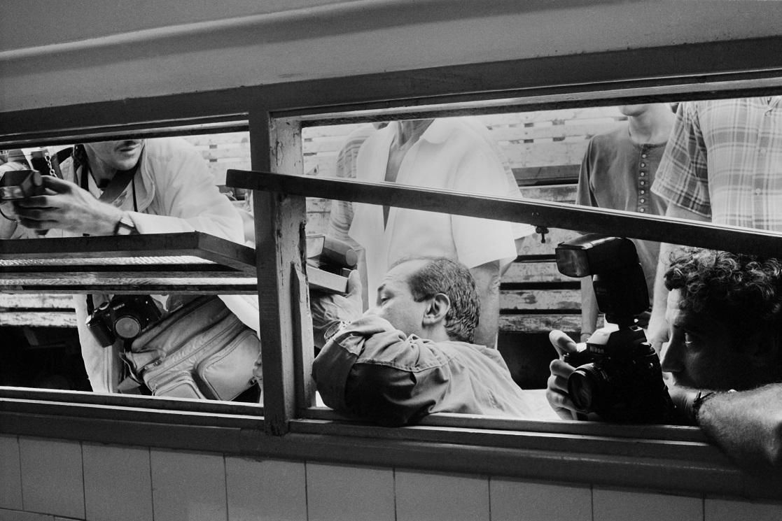 Varios periodistas intentando fotografiar la segunda autopsia a través de la ventana del forense. Solo al fotógrafo J. R. Ripper se le permitió el acceso al edificio para documentar el proceso. Las autopsias revelaron que 10 de los 19 miembros del MST que murieron habían sido ejecutados: disparados a quemarropa o asesinados a golpes con herramientas agrícolas © João Roberto Ripper