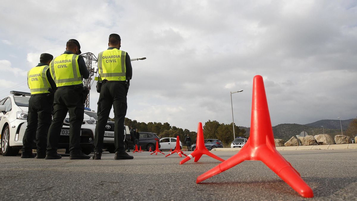 Varios agentes de la Guardia Civil durante un control en Palma de Mallorca