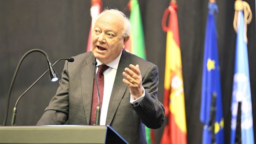 El secretario general adjunto para la Alianza de Civilizaciones (UNAOC), Miguel Ángel Moratinos, interviene durante el evento ‘Un grito por la paz, el fin de las guerras y el respeto a la legalidad internacional’, a 26 de abril de 2025, en Gernika, Vizcay