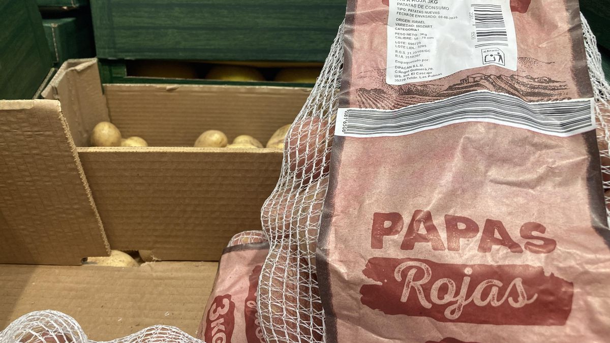Papa de procedencia israelí en un centro de la cadena Lidl, en Puerto de la Cruz, isla de Tenerife, el domingo 17 de agosto de 2025.
