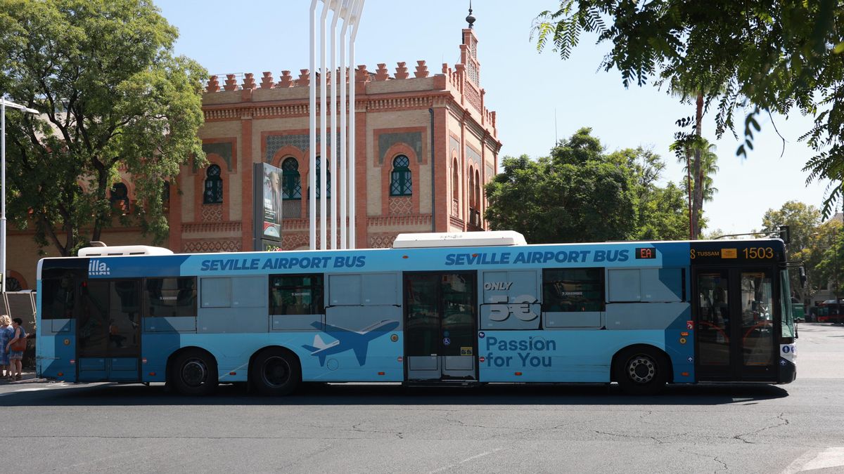Archivo - Un autobús del servicio de Tussam que conecta el Aeropuerto de San Pablo con el centro de Sevilla circula junto a la Estación de Plaza de Armas.