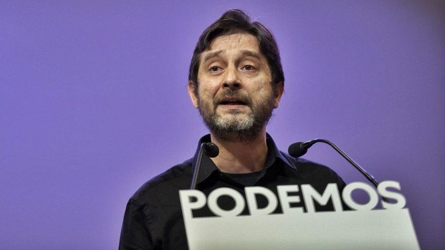 El portavoz de Podemos y secretario de la formación para relaciones con la Sociedad Civil, Rafa Mayoral, en una rueda de prensa en la sede del partido.