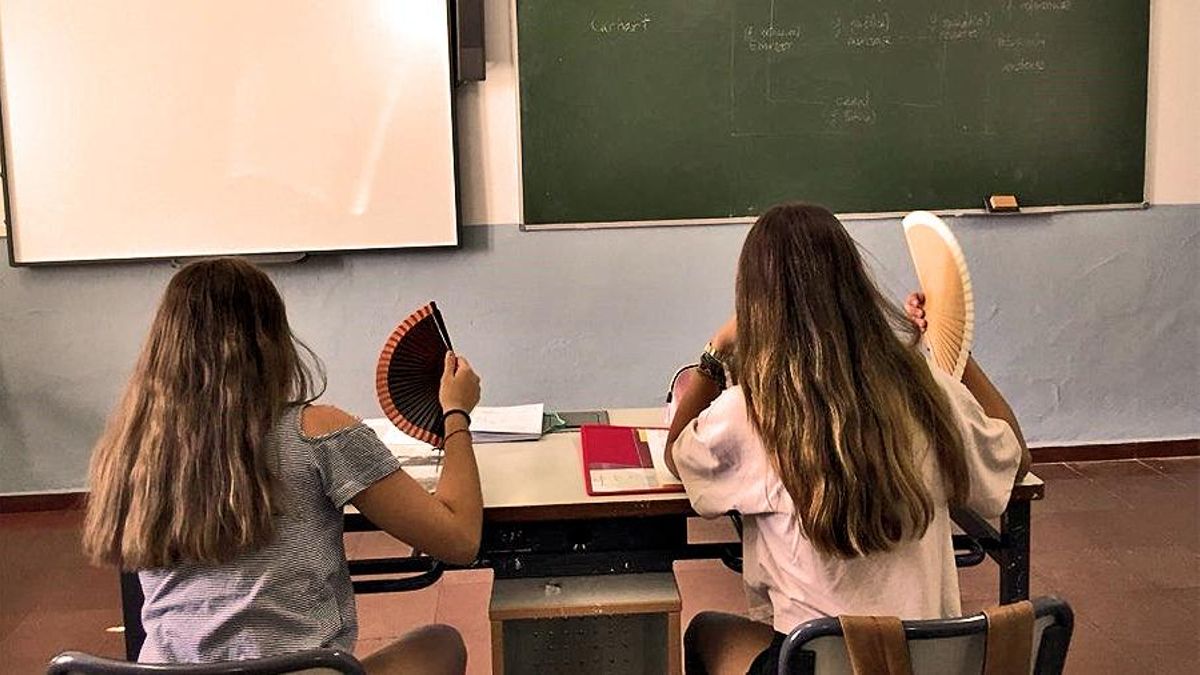 Familias de colegios y escuelas infantiles de Usera, en pie de guerra por el calor en las aulas: “Cada curso es peor”