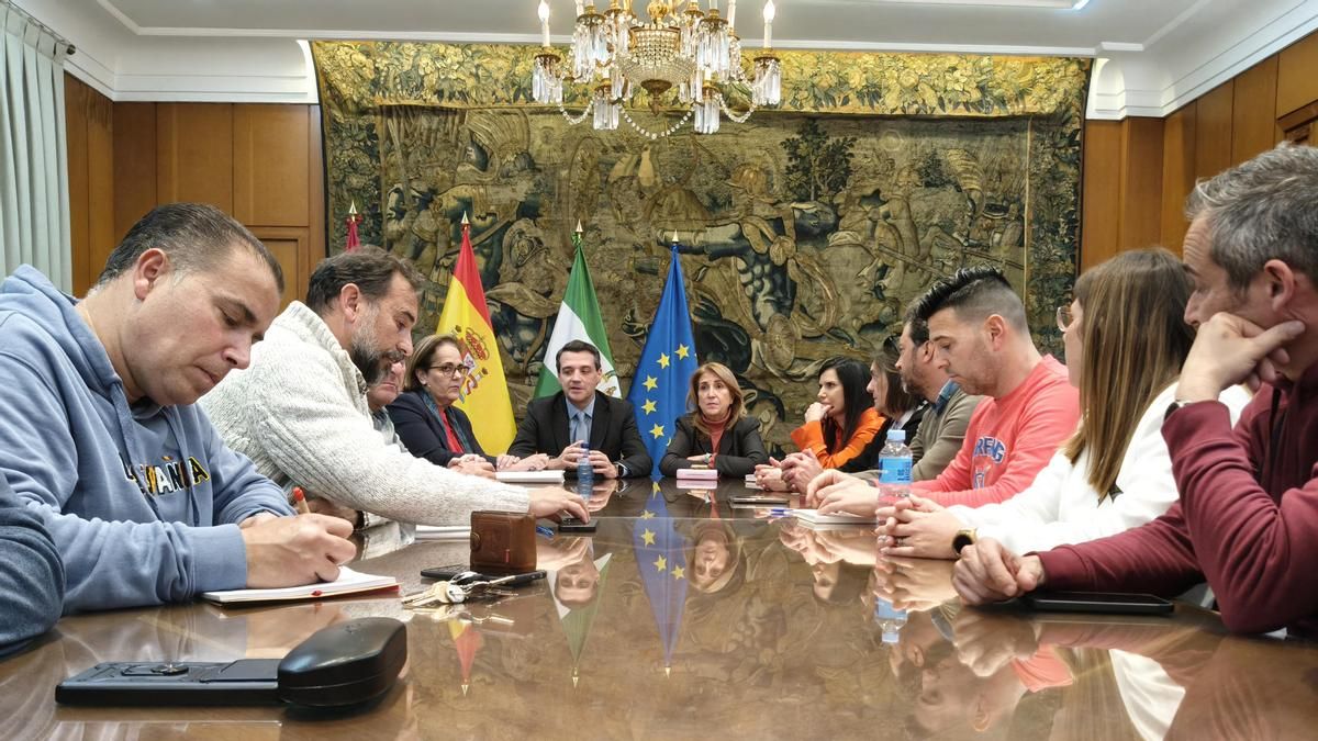 Ayuntamiento, Subdelegación y Junta instarán a Hitachi a una reunión para desbloquear la situación con la plantilla