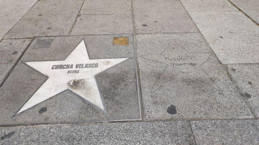 La estrella de Concha Velasco, frente a los cines Renoir Plaza de España, acompañada de la misteriosa personalidad Raulete Showman.