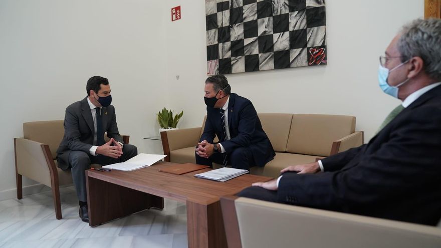 El presidente de Andalucía visita a la ciudad con más paro de España, entre abucheos, para anunciar otro “Plan de Reacción Inmediata”