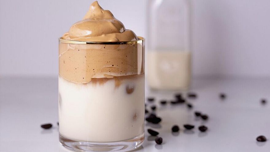 Se prepara batiendo partes iguales de café, azúcar y agua calient