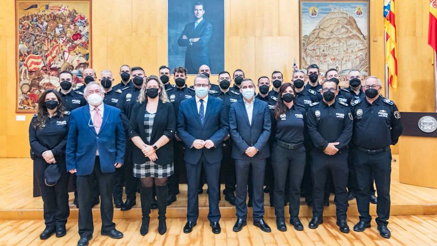 El edil Lorenzo Martínez (cuarto por la derecha), junto al alcalde Toni Pérez (en el centro de la imagen) en un acto de toma de posesión de nuevos agentes de Policía Local de Benidorm.