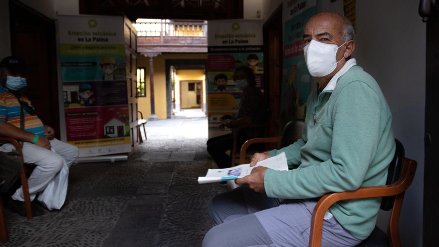 Un vecino lleva los papeles de su casa a la Casa Massieu