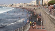 La fase 2 adelanta el verano en la playa de Las Canteras, pero con mascarillas