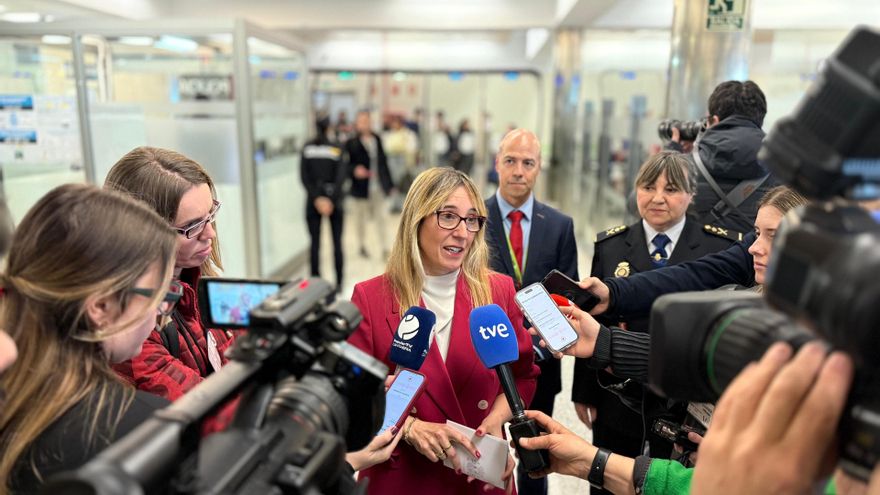 Imagen de archivo.- La delegada del Gobierno en Cantabria, Eugenia Gómez de Diego, realiza declaraciones a los medios