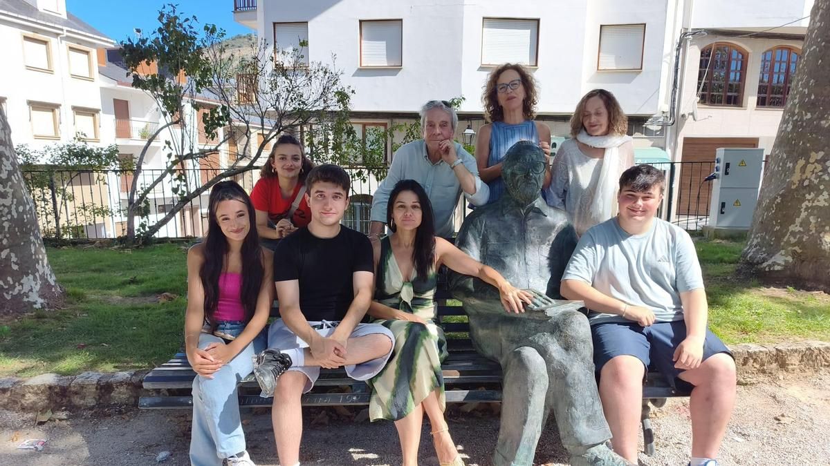 Protagonistas de la adaptación teatral de 'Las peras de Dios' posan junto a la escultura en honor a Antonio Pereira en el Jardín de la Alameda de Villafranca del Bierzo. 