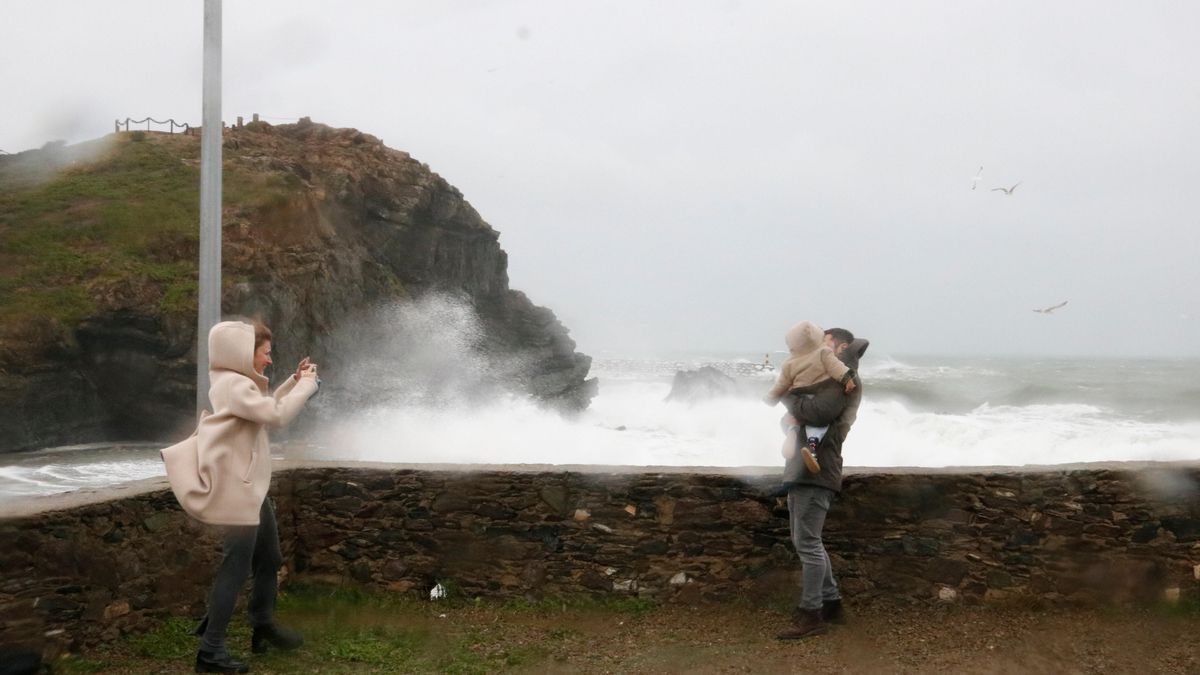 Un temporal de nieve y lluvia barre Catalunya con carreteras cortadas y olas de más de cinco metros en la Costa Brava