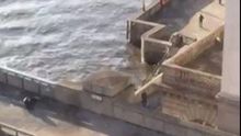 Imagen de la Policía apuntando a una persona en el suelo en el Puente de Londres