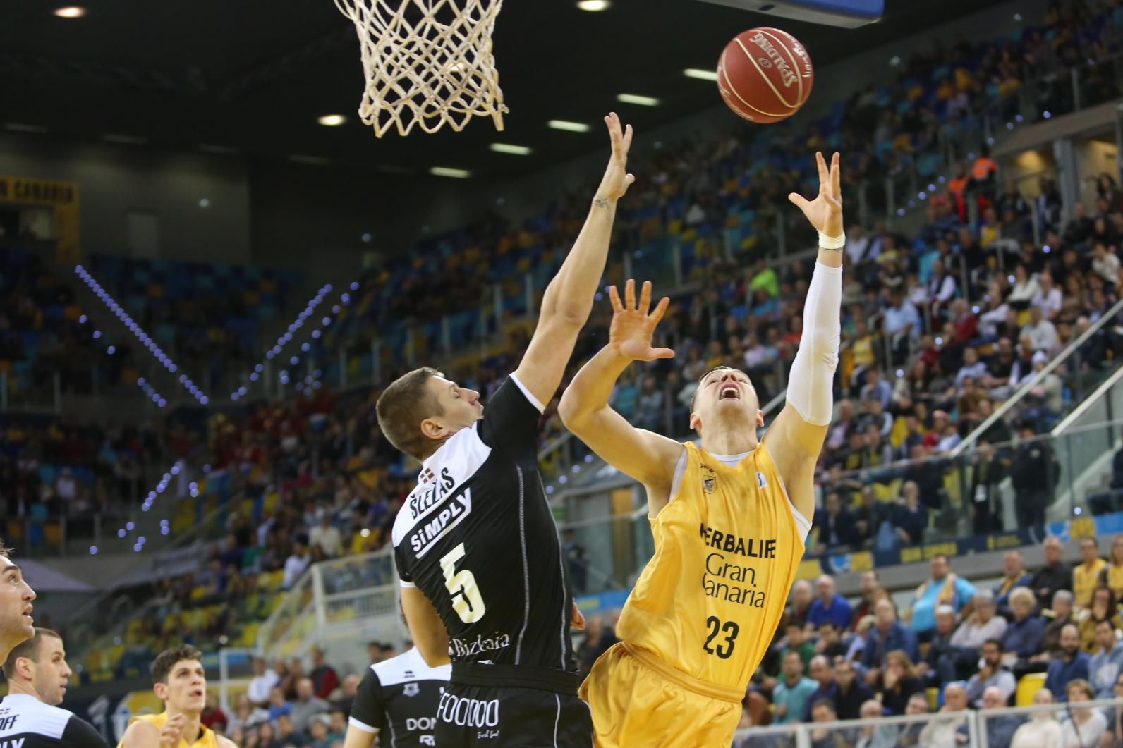 Partido entre el Herbalife Gran Canaria y el Dominion Bilbao Basket en el Gran Canaria Arena. (Alejandro Ramos).