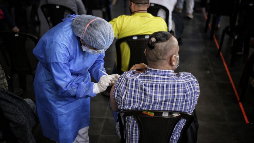 Un hombre recibe la vacuna contra la COVID-19 en el centro comercial Mallplaza, en Bogotá.