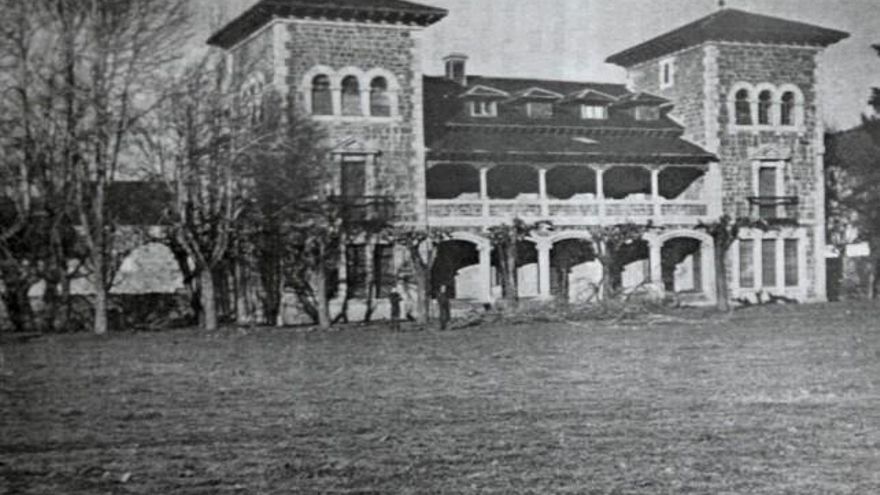 Estampa del Palacio de los Allende, desmontado piedra a piedra hace tres décadas para recolocarlo en la parte alta del pueblo.