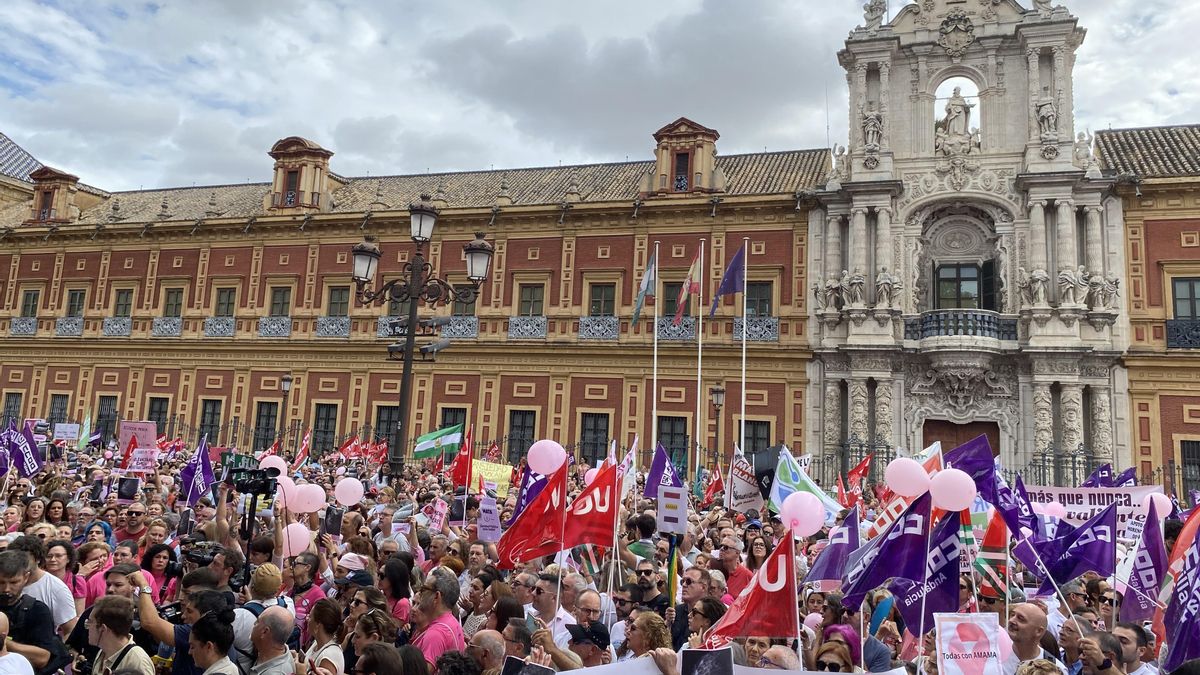Miles de andaluces se echan a la calle contra Moreno por la crisis de los cribados de cáncer: "Esta teta ya no existe"
