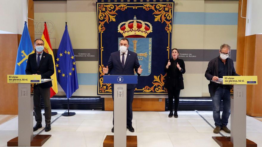 Adrián Barbón, en el centro