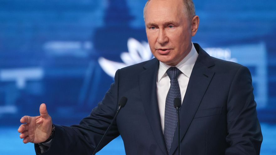 Imagen cedida por TASS del presidente ruso, Vladimir Putin, durante su intervención, hoy día 7, en un foro económico en Vladivostok. EFE/EPA/Sergei Bobylev/ TASS Host Photo Agency