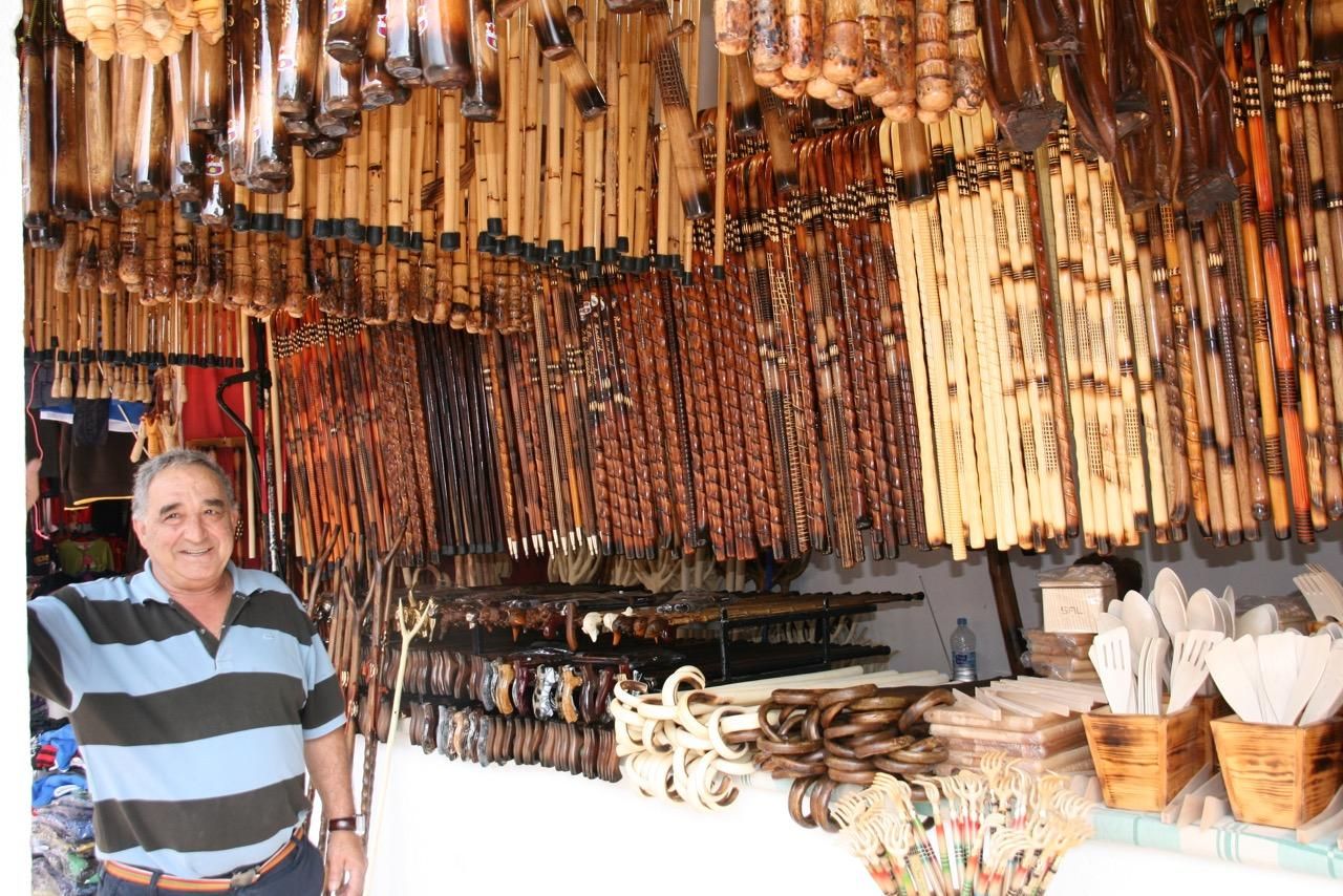 Puesto actual de artesanía en madera en la Feria de Albacete.