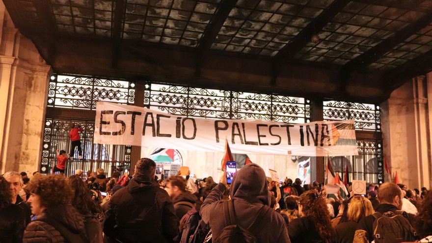 Miles de personas protestan en la estación de Francia de Barcelona contra la guerra en Gaza