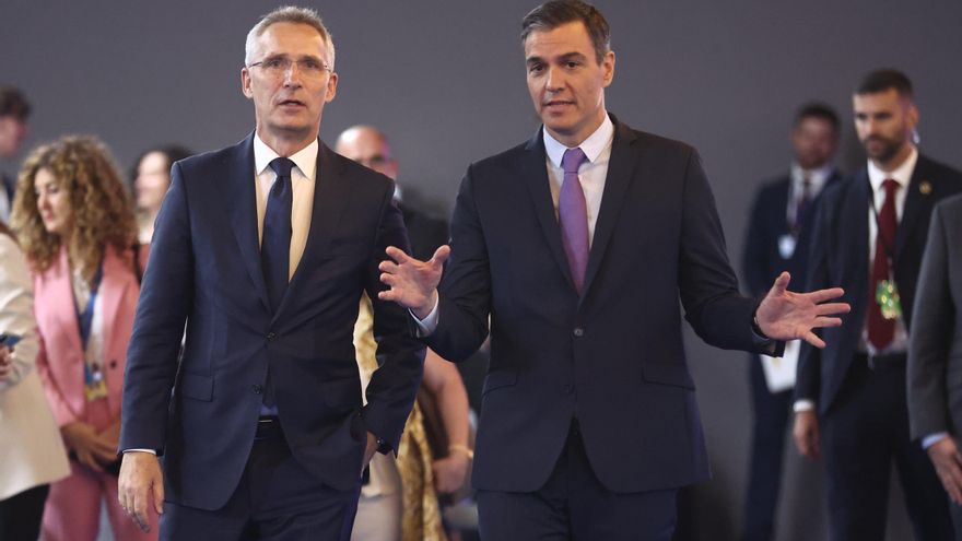 El secretario general de la OTAN, Jeans Stoltenberg (i) y el presidente del Gobierno, Pedro Sánchez (d).