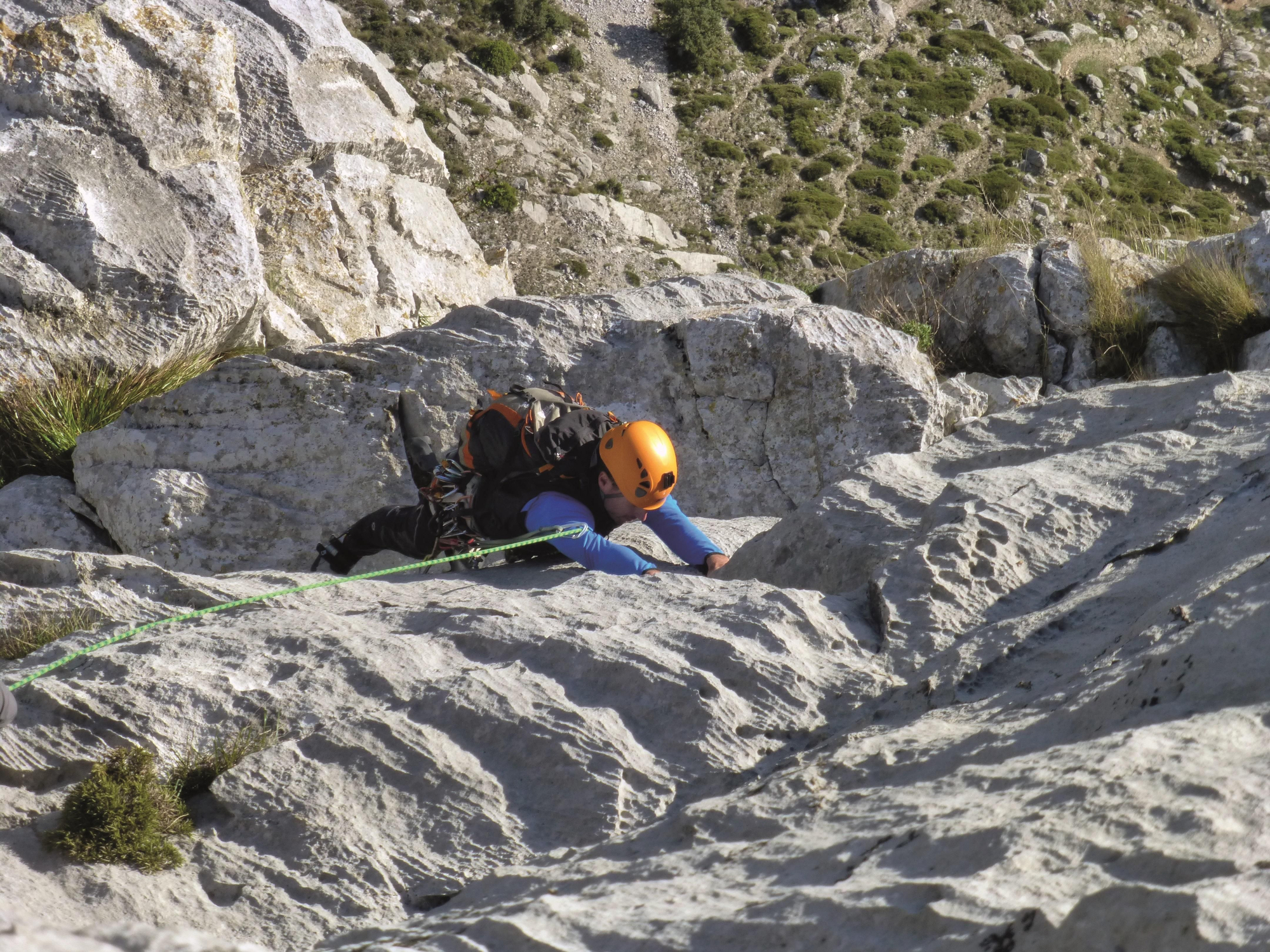 Miguel Ballesteros resolviendo la travesía del quinto largo del Agero.