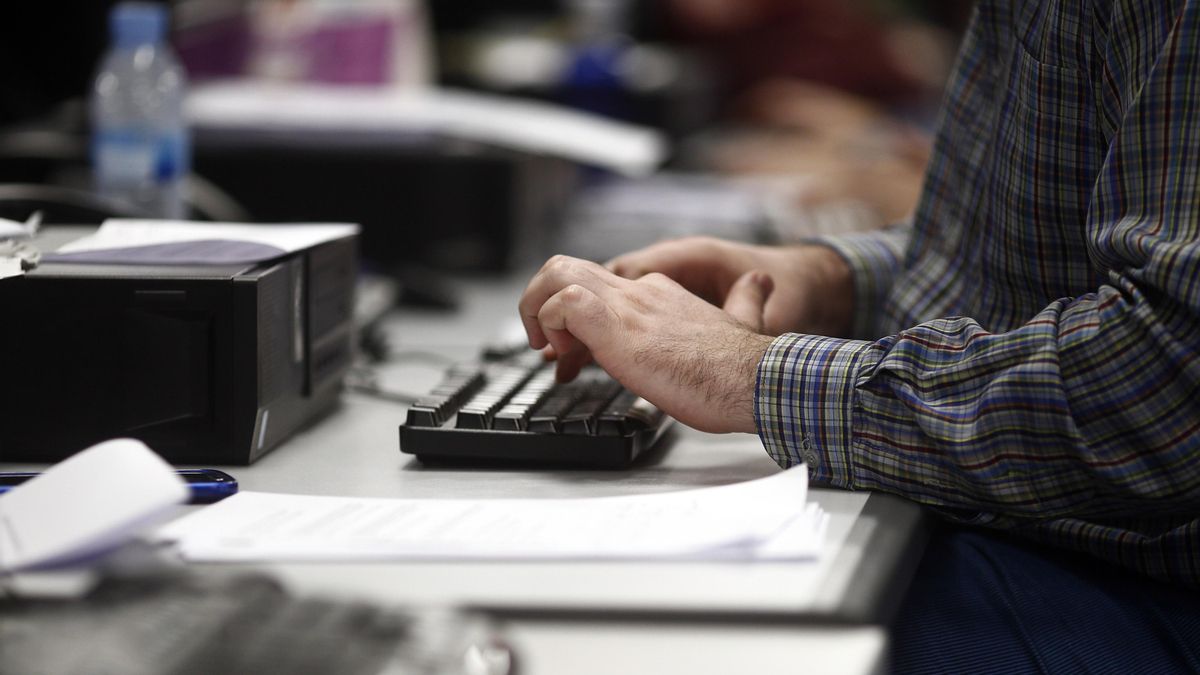 Archivo - Un hombre trabajando en una oficina