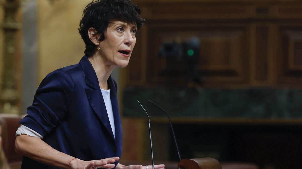 La ministra de Inclusión, Seguridad Social y Migraciones, Elma Saiz comparece ante el pleno del Congreso, este miércoles, para informar de la gestión migratoria que se está realizando en España. EFE/ J.J. Guillén