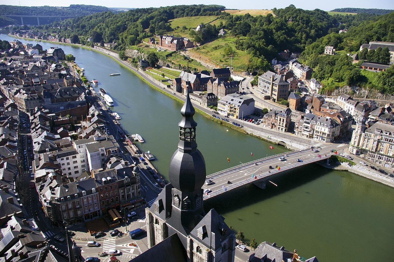 El campanario de Nuestra Señora de Dinant con su bulbo característico.